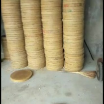 豆饼。选用东北黄豆，压榨，质量保证