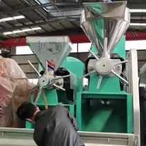 大中小型新型多功能榨油机，一机多用，冒渣少丶出油率高