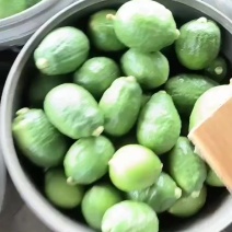 广东香水柠檬，一二级果，个头均匀饱满，皮薄肉厚，香味浓郁。