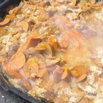 传统方法纯熟食慢喂原生态土猪