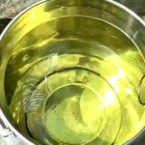 何时功成名与就，你要静候再静候。离家千里又千里，务必争