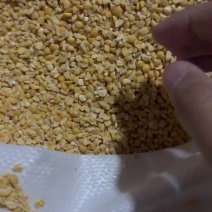 碎黄豆适合小龙虾喂养，牛羊养殖，上地施肥。