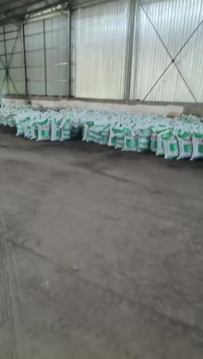 鸡粪有机肥大量现货包装车欢迎电话联系。