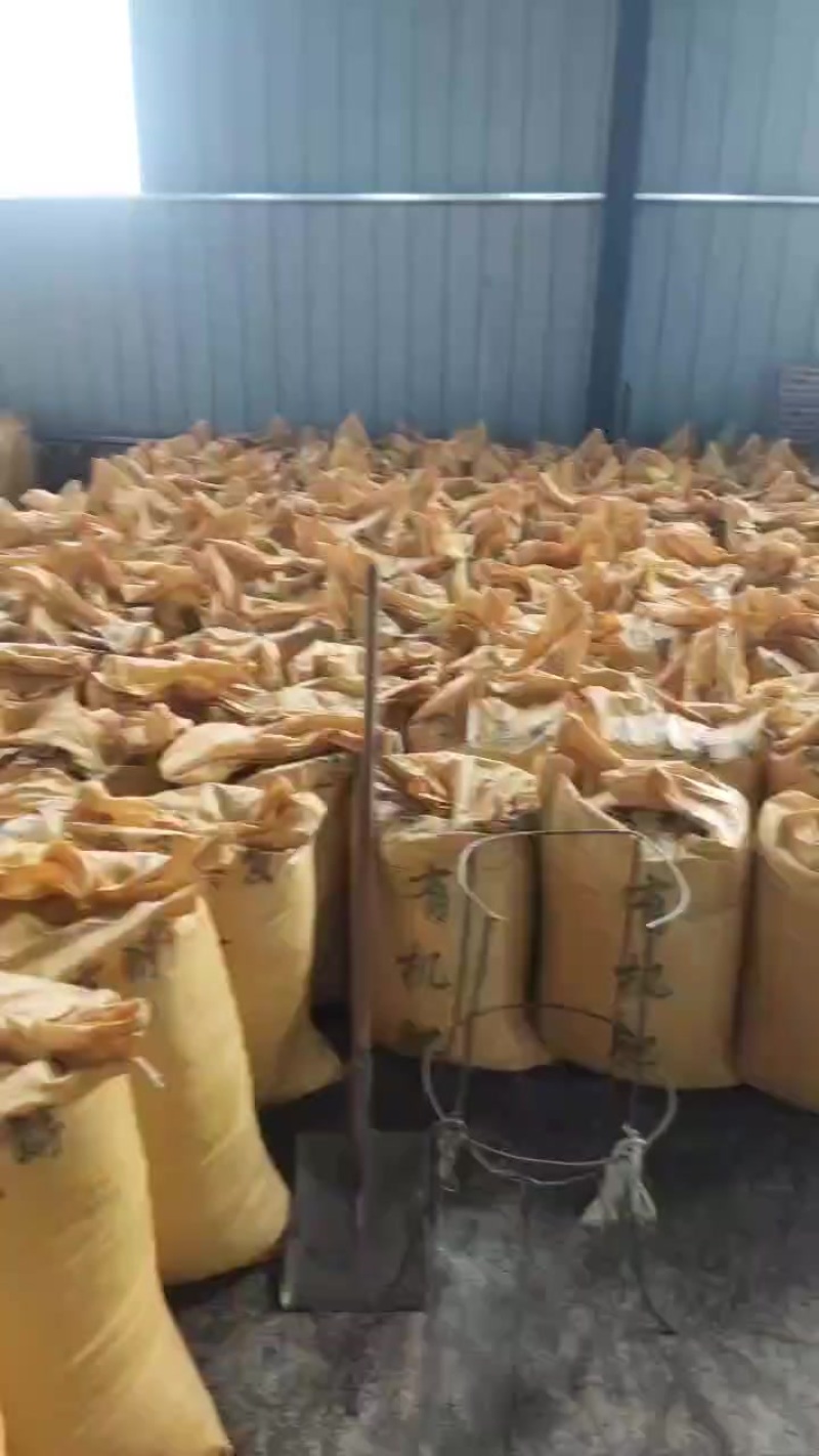 鸡粪有机肥大量现货包装车欢迎电话联系。