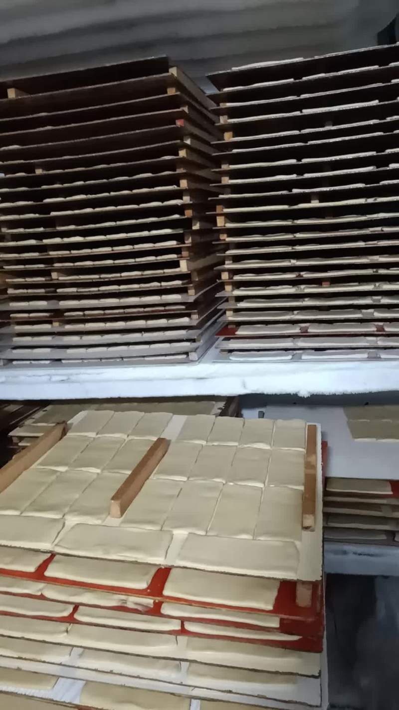 河间正宗驴肉火烧皮批发，吃店联系优惠多！