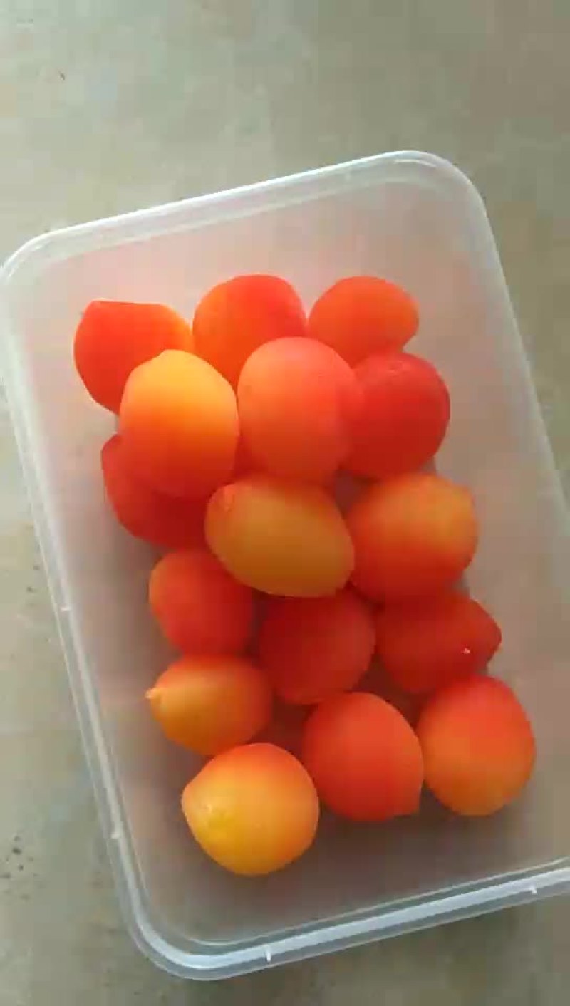 黄金果。单盒七两重，批发:六块钱一盒。