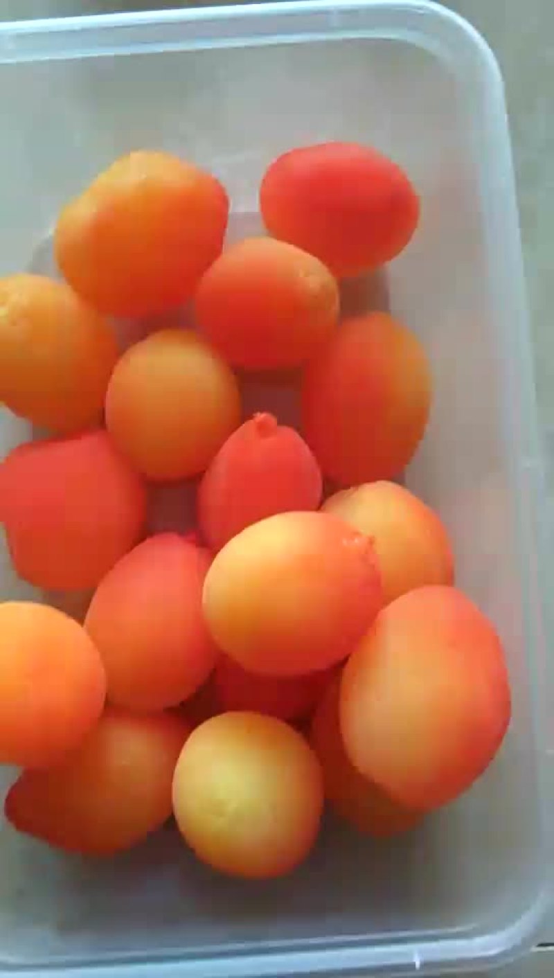 黄金果。单盒七两重，批发:六块钱一盒。