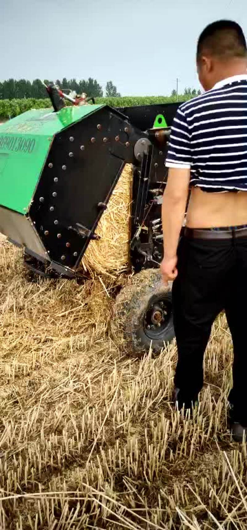 秸秆捡拾打捆机打出来的草捆效果[强][强][强]