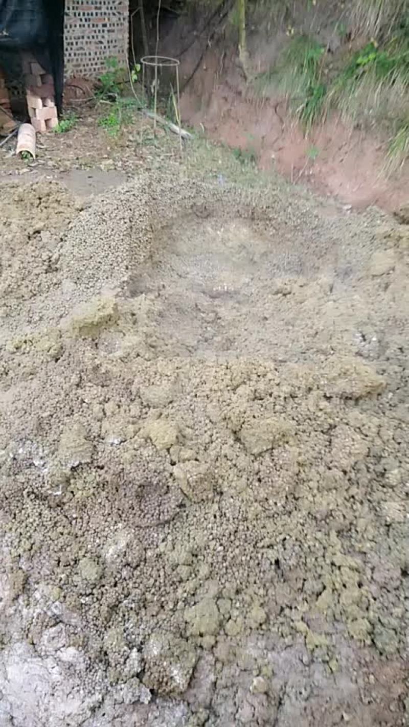 熟兔粪热气腾腾打折了每袋满重的有130斤包上车