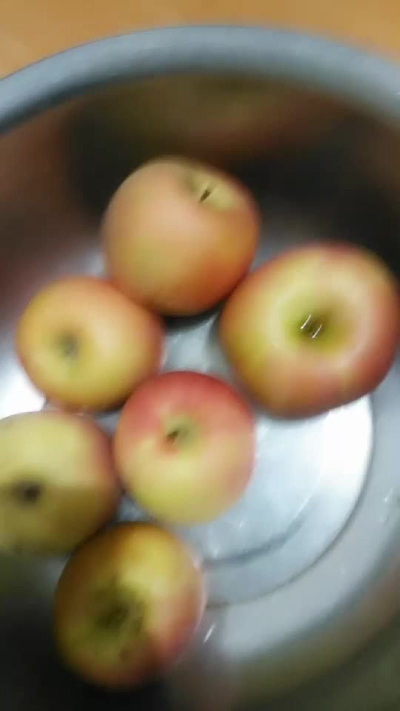 富士苹果熟了，口感好，欢迎客户前来选购