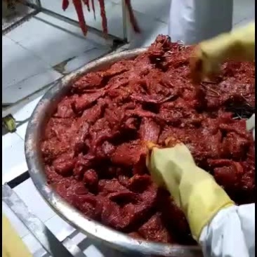 正宗鲜牦牛肉正在制做风干手撕五香味、麻辣味。