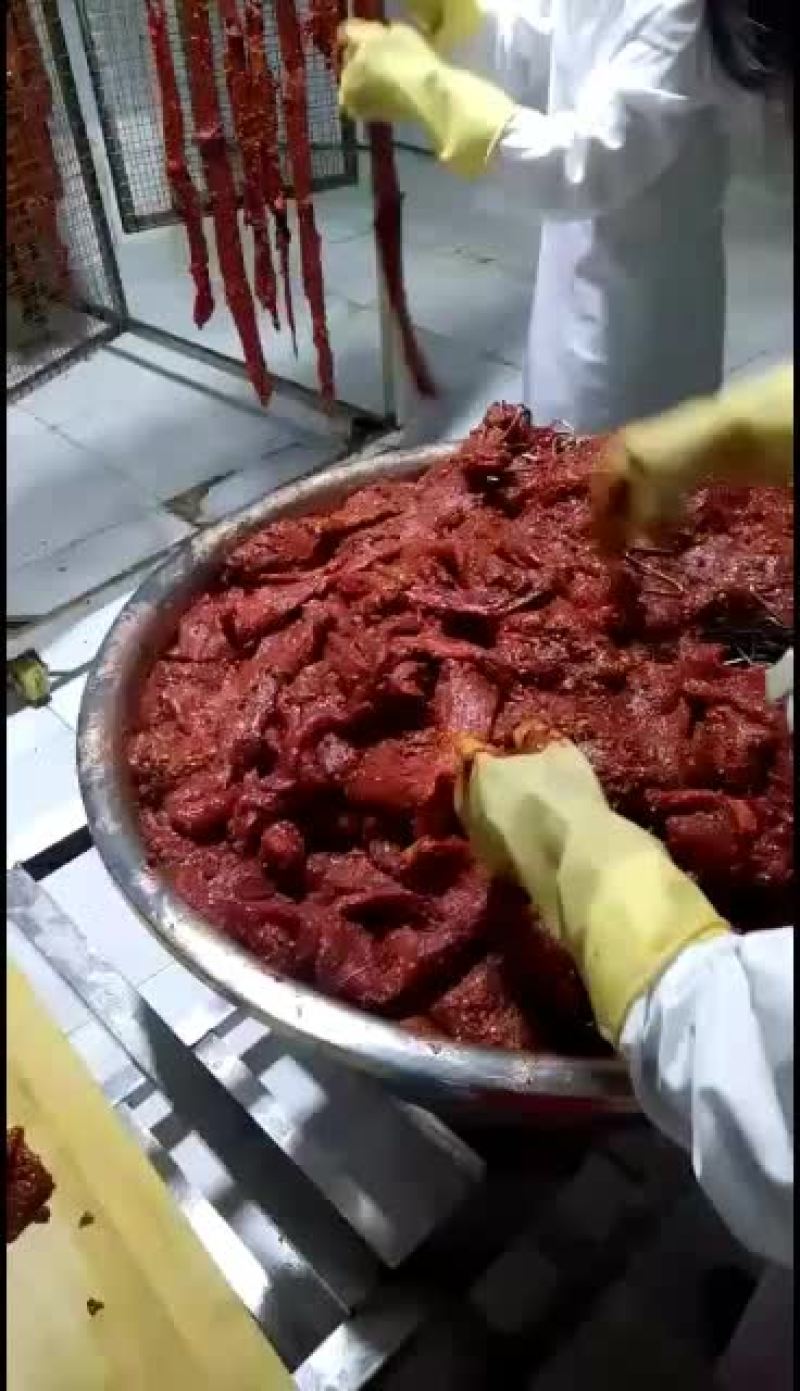 正宗鲜牦牛肉正在制做风干手撕五香味、麻辣味。