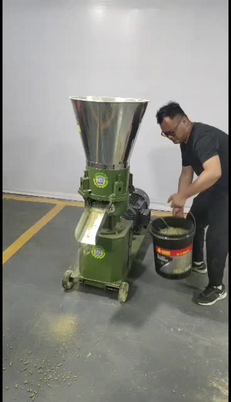 【300】型饲料颗粒机/22千瓦电机/时产2000斤左右