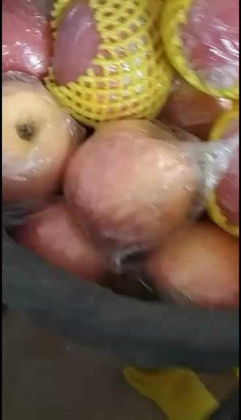 陕西红富士纸加膜苹果，个头大，颜色全红，亮度好