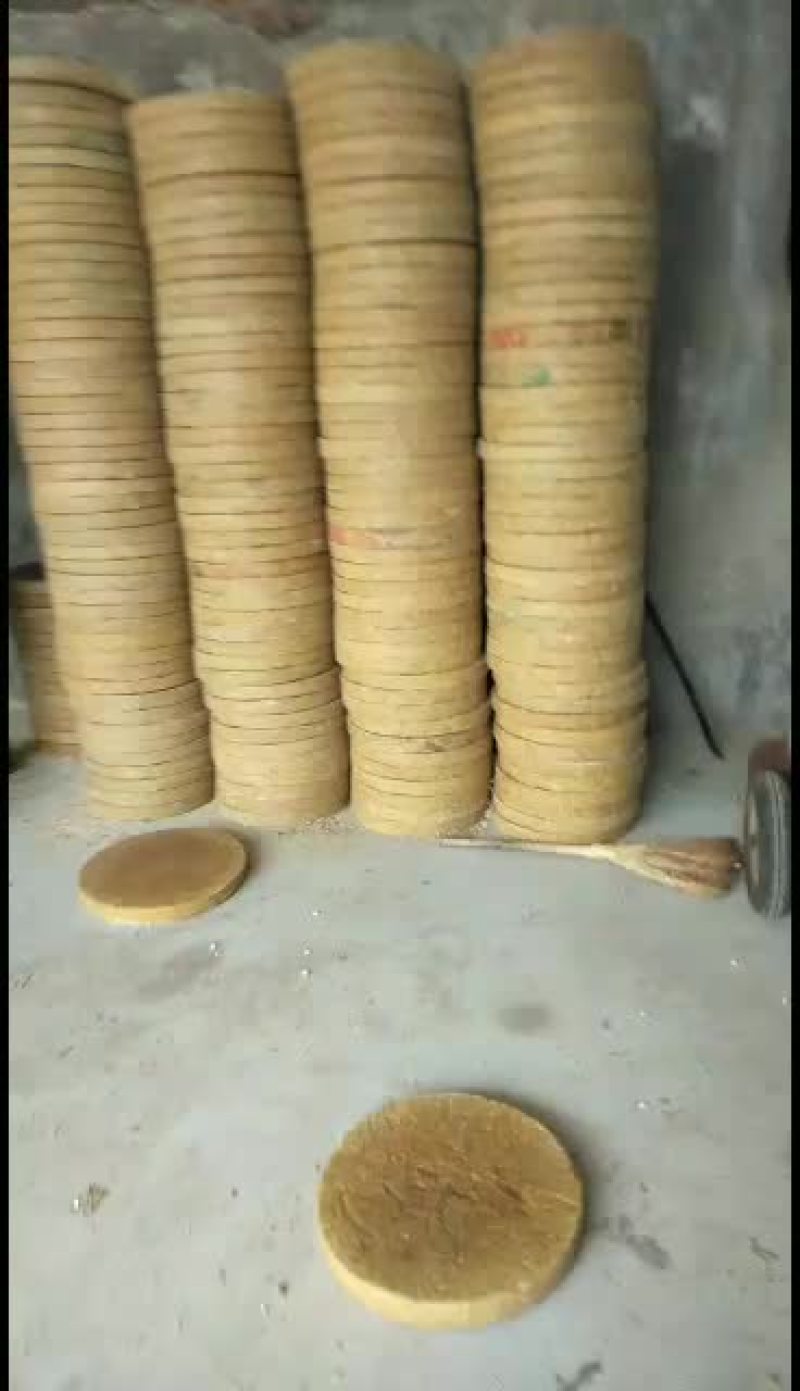 豆饼。选用东北黄豆，压榨，质量保证