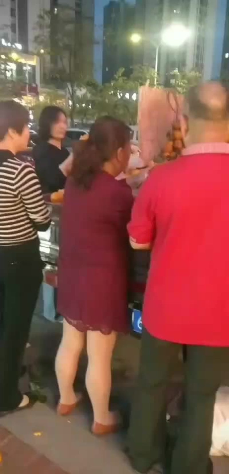 青
