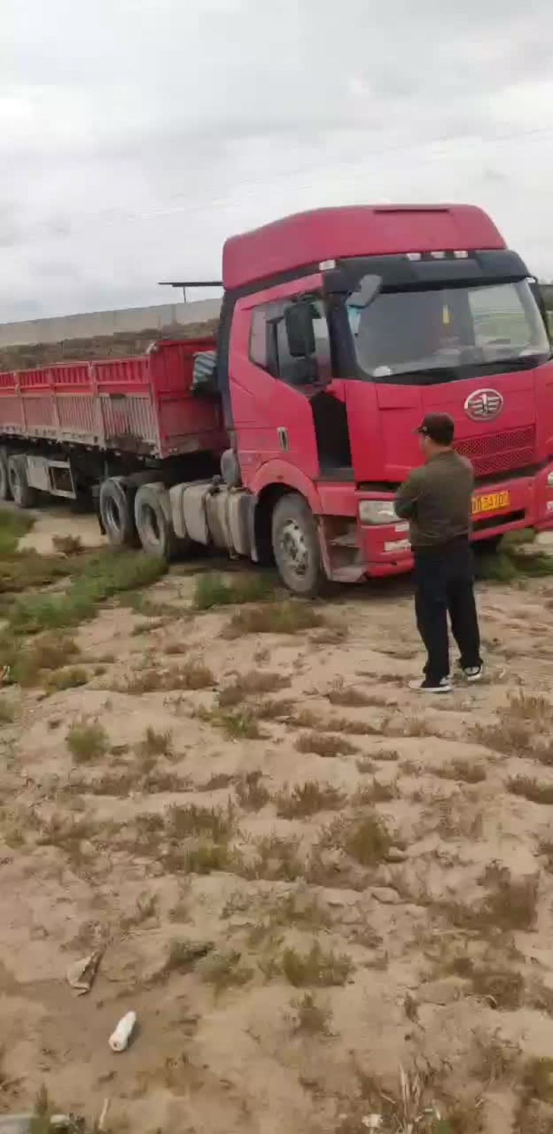 学源农牧有机肥客户走访中，轿车拉着羊粪，给客户推荐