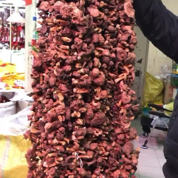 野生红蘑好串到货了，价格合理，收拾的立正