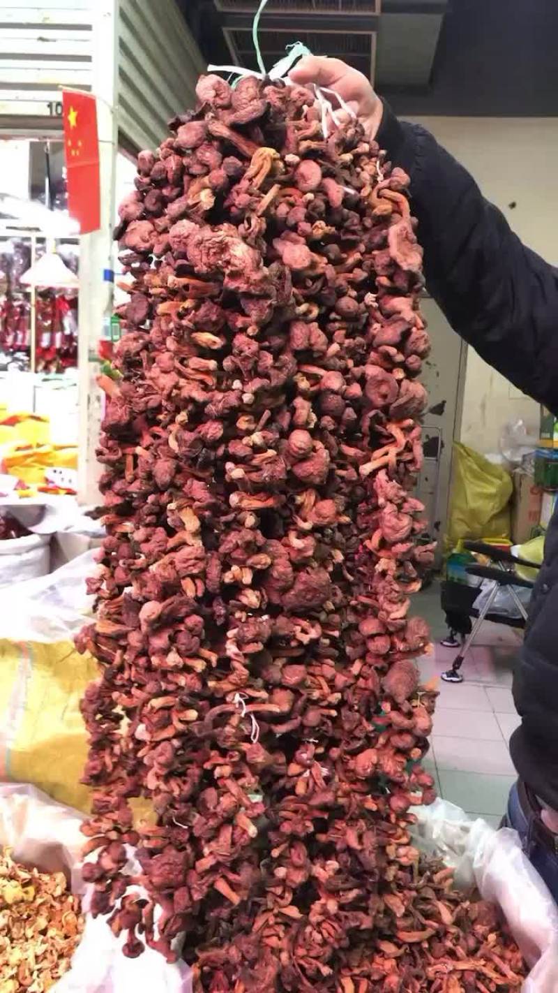 野生红蘑好串到货了，价格合理，收拾的立正