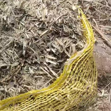 顺邦草块无土，在有地膜地里出的草，但是草里的地膜几乎没有