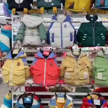 童装潮版羽绒服工厂直批28.6块拿货价码数齐全