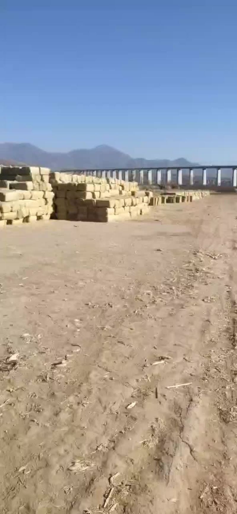 玉米秸秆打包草块，