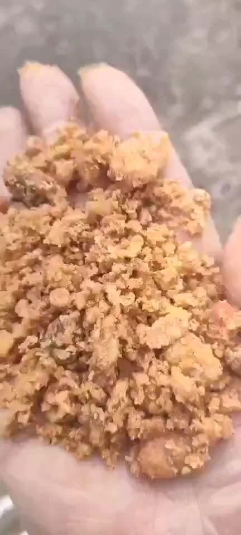 常年出售肯德基油渣油脂25/30水分15左右，牛羊育肥效