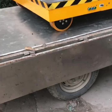 承重五吨无轨车