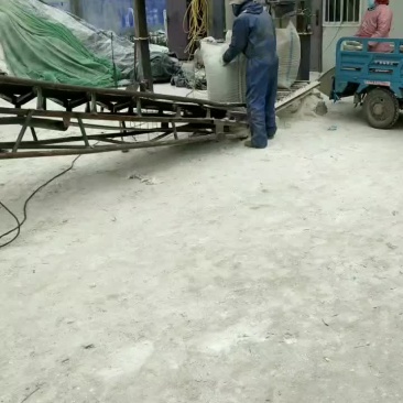 油渣粉装货中。