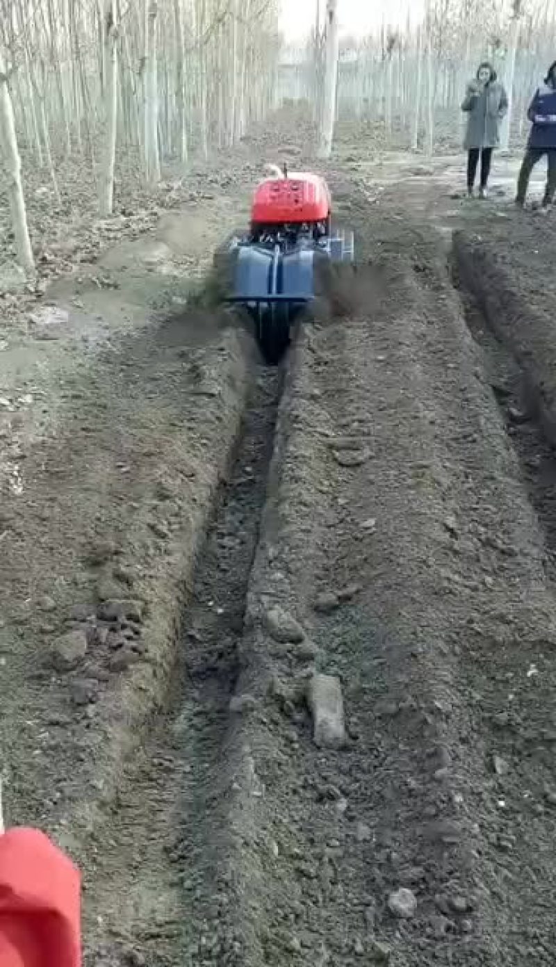 履带遥控开沟机