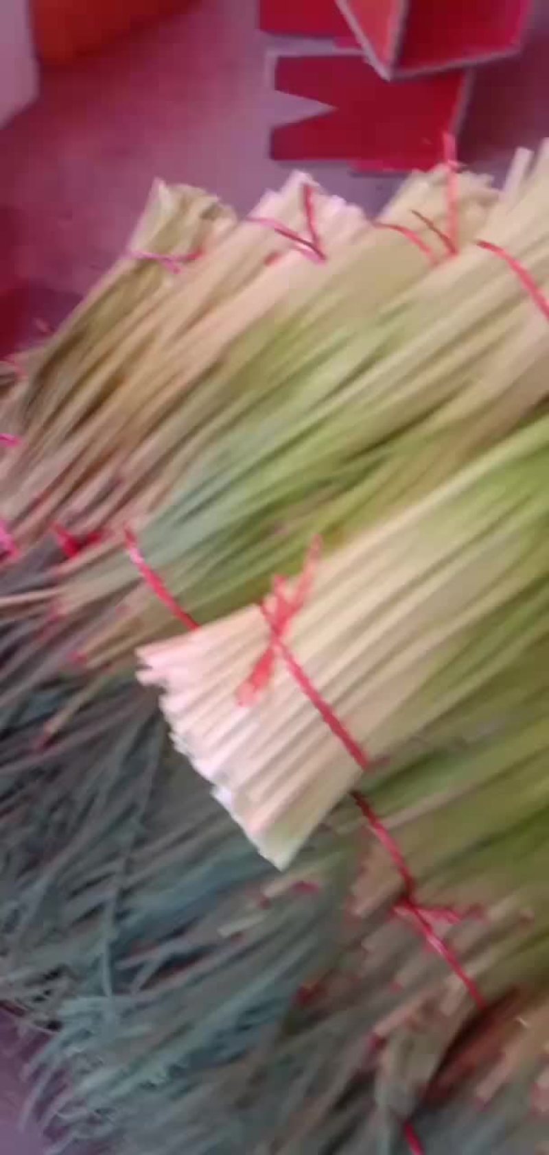 白帽蒜薹，红帽蒜薹
