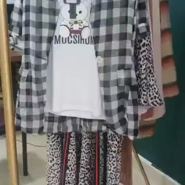 实体店经营不下去了。店里的衣服全部低价处理。单拍不发货。