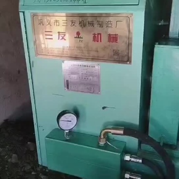 榨油机采用多级变速，自动温控，一机多用。冒渣少出油率高