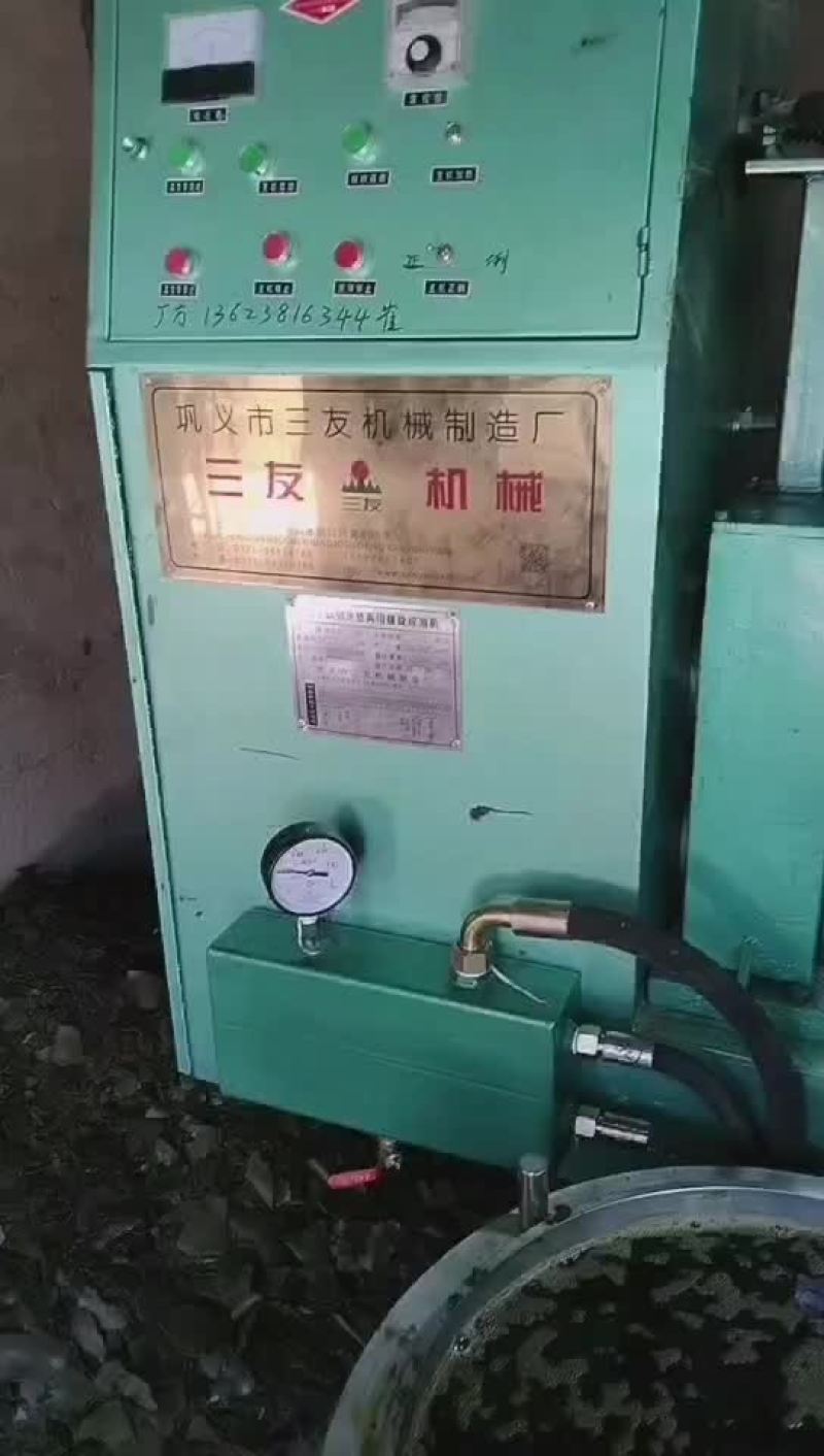 榨油机采用多级变速，自动温控，一机多用。冒渣少出油率高