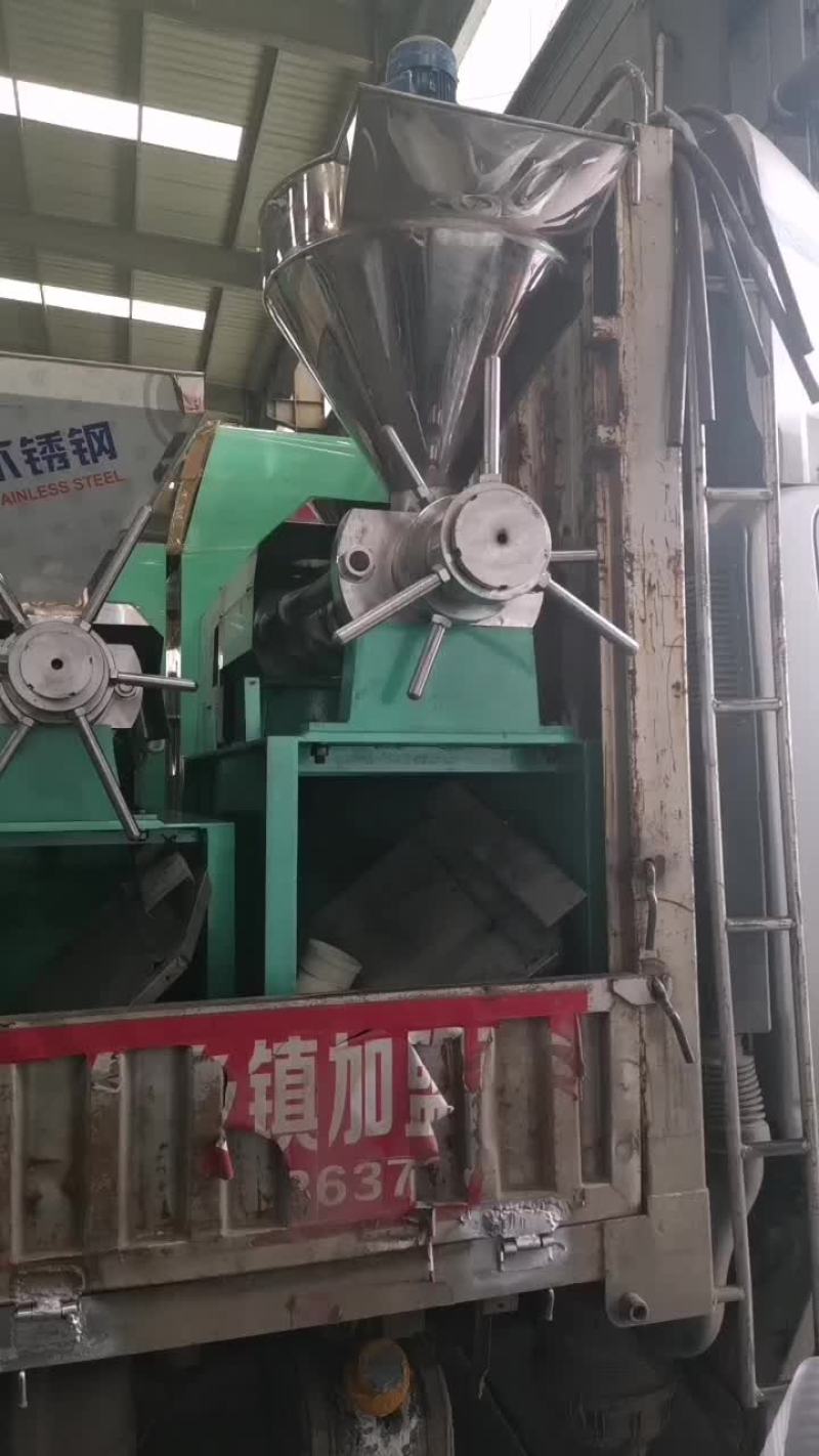 榨油机采用多级变速，自动温控，一机多用。冒渣少出油率高