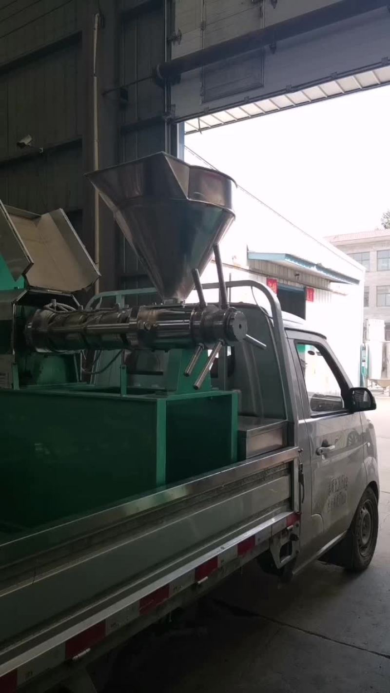 榨油机采用多级变速，自动温控，一机多用。冒渣少出油率高