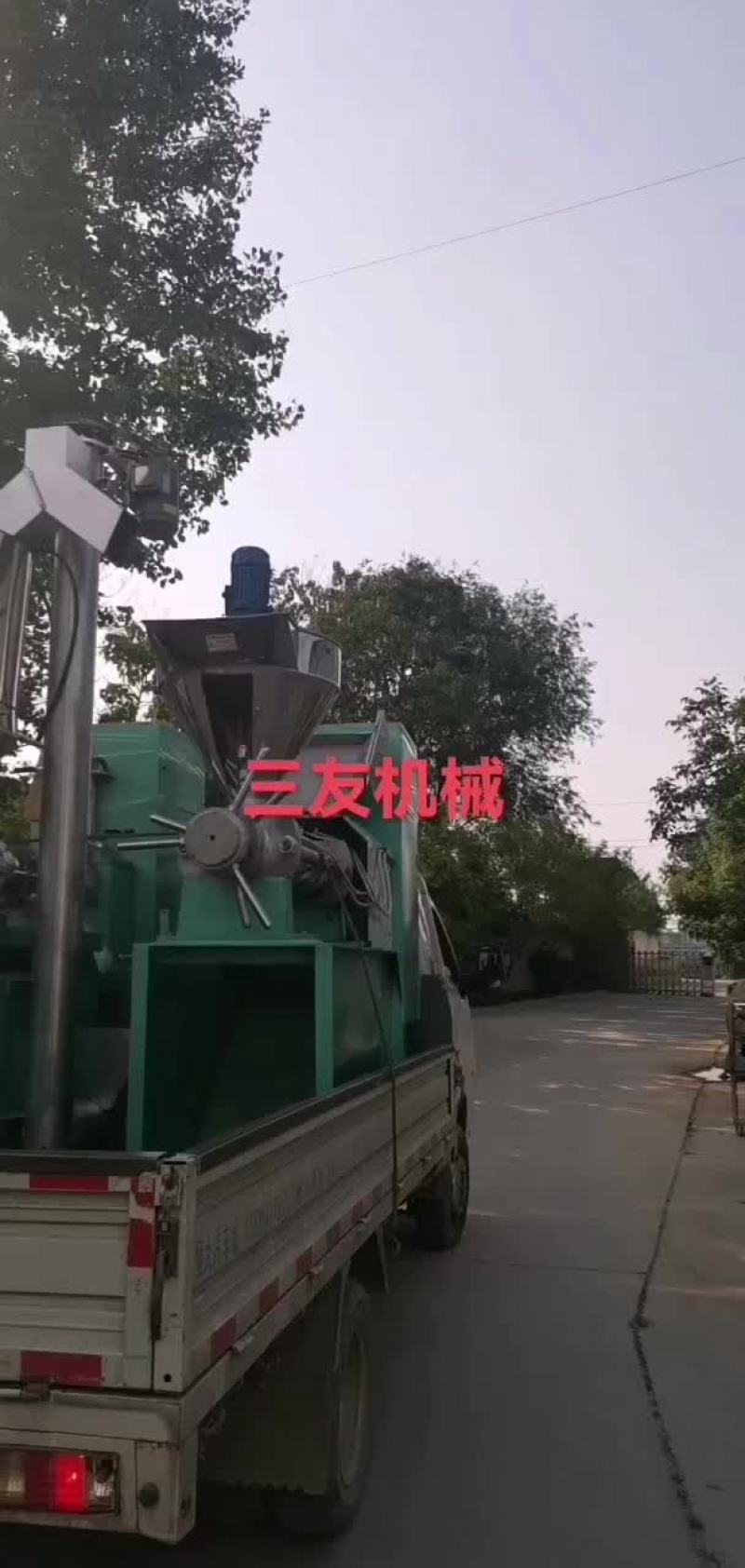 榨油机采用多级变速，自动温控，一机多用。冒渣少出油率高