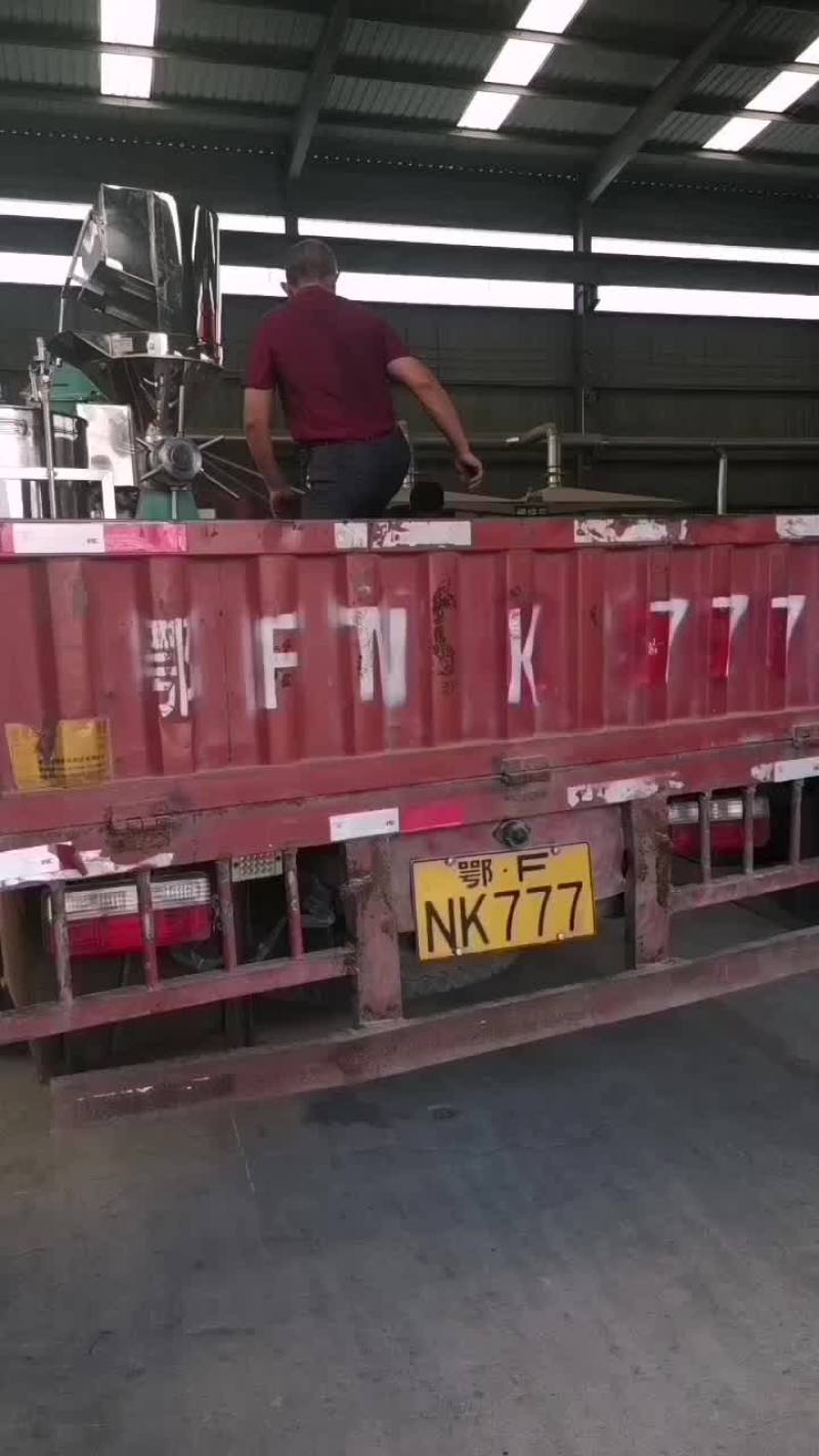 榨油机采用多级变速，自动温控，一机多用。冒渣少出油率高
