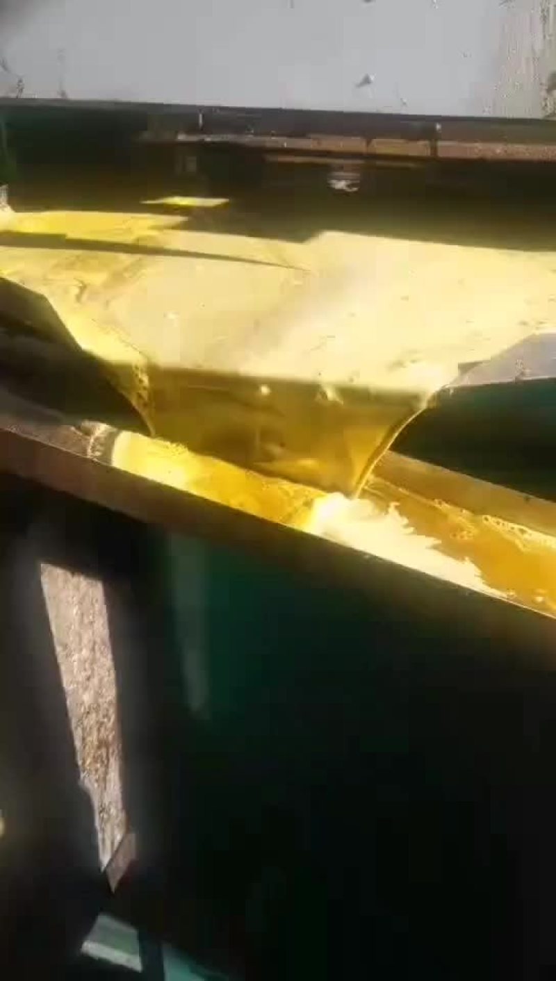 榨油机采用多级变速，自动温控，一机多用。冒渣少出油率高
