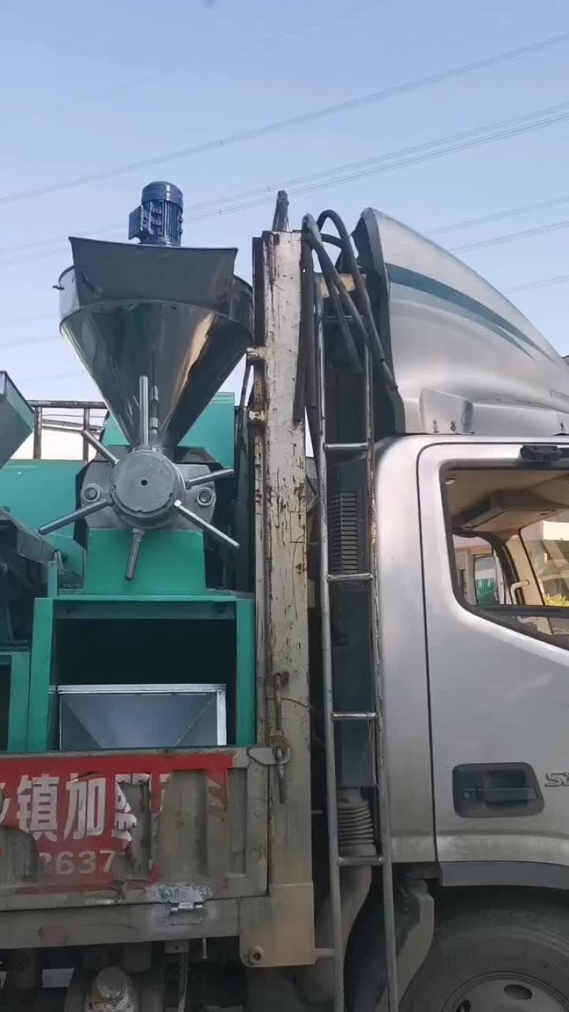 榨油机采用多级变速，自动温控，一机多用。冒渣少出油率高