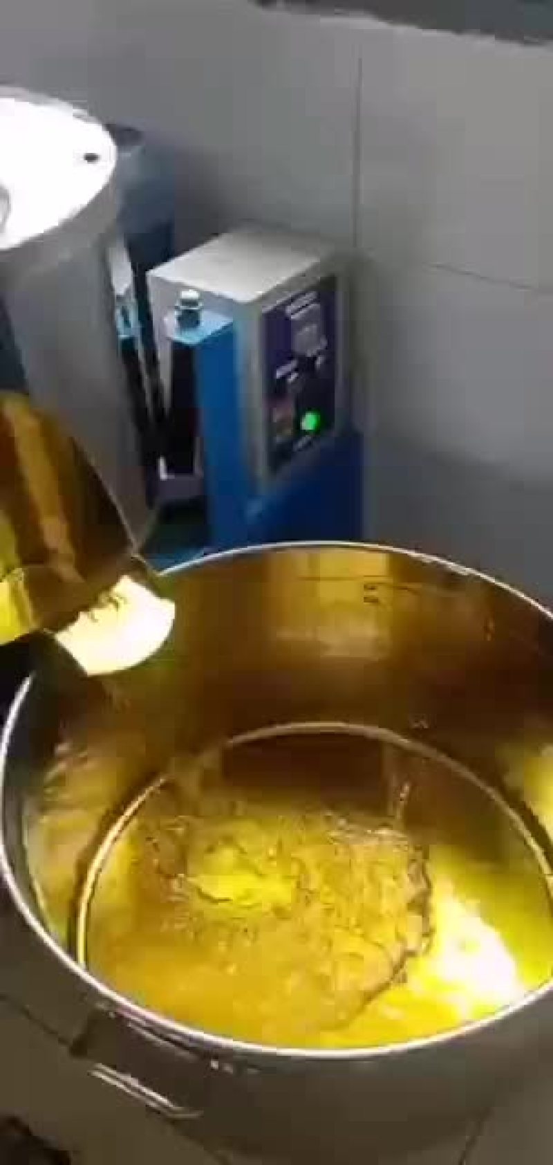 榨油机采用多级变速，自动温控，一机多用。冒渣少出油率高