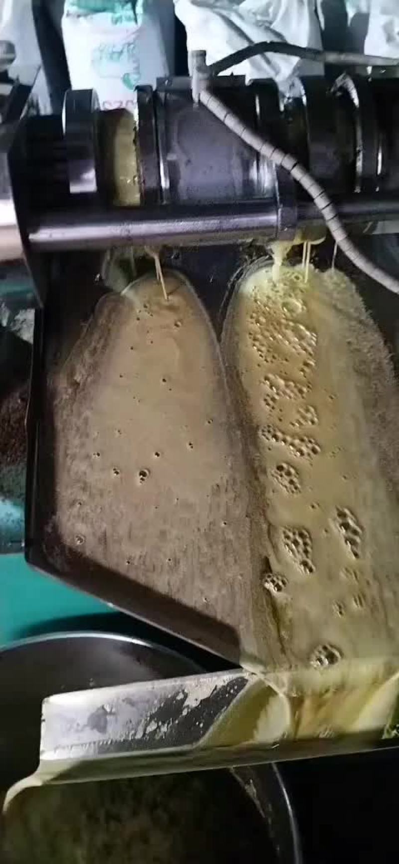 榨油机采用多级变速，自动温控，一机多用。冒渣少出油率高