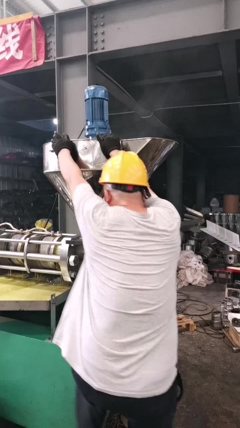 榨油机采用多级变速，自动温控，一机多用。冒渣少出油率高