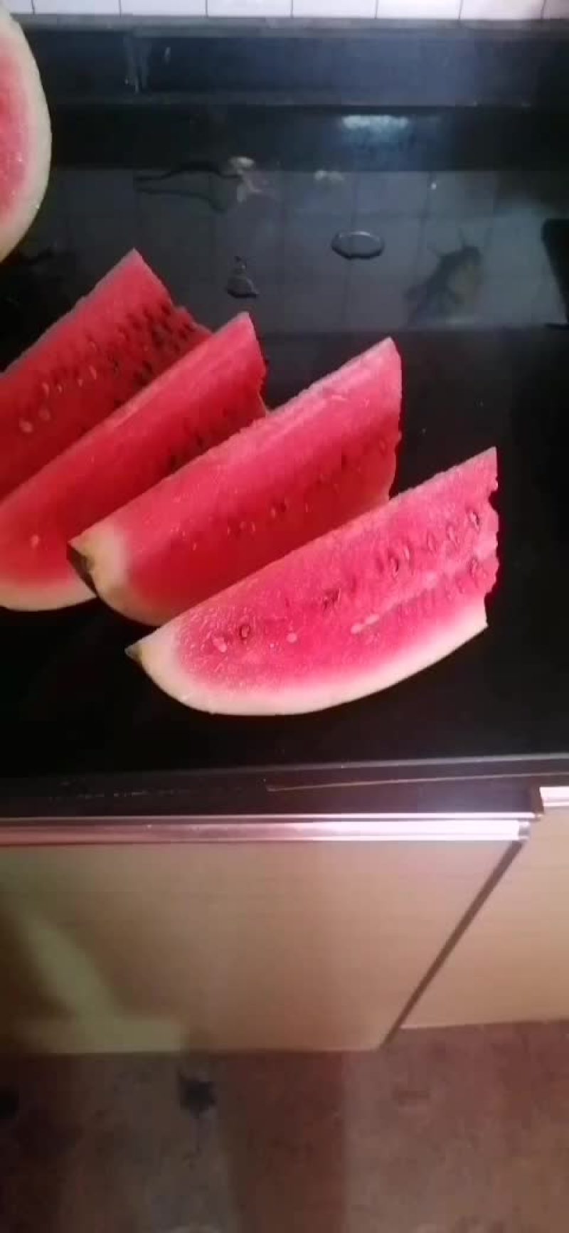 西瓜薄皮大红瓤，耐运输，个头大