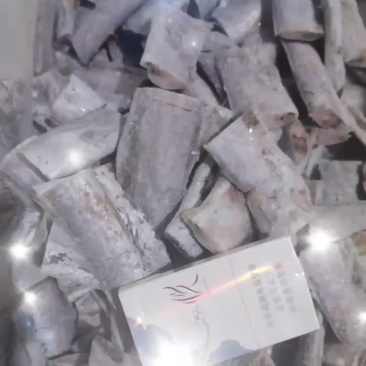 带鱼段，鱼肚段便宜，破肚子了，不好看，吃可以的，