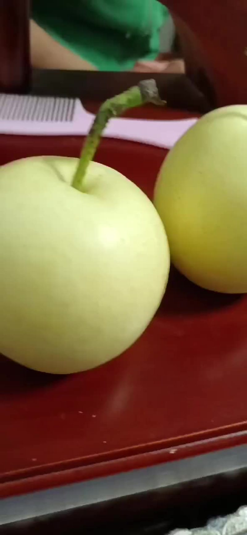 纸袋黄冠梨大量现货，口感脆甜多汁。
