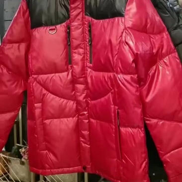 200件左右羽绒服。几十件棉服