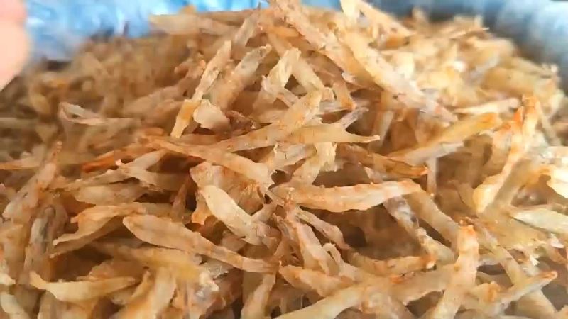 虾仁虾条已经晒干，已挑沙线