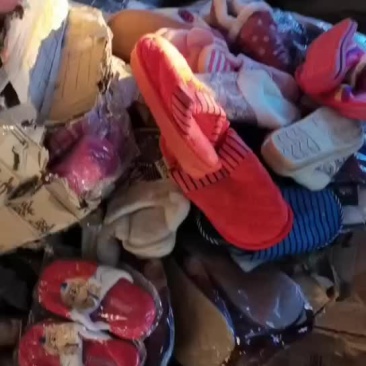 各种服装鞋帽，百货，尾货批发