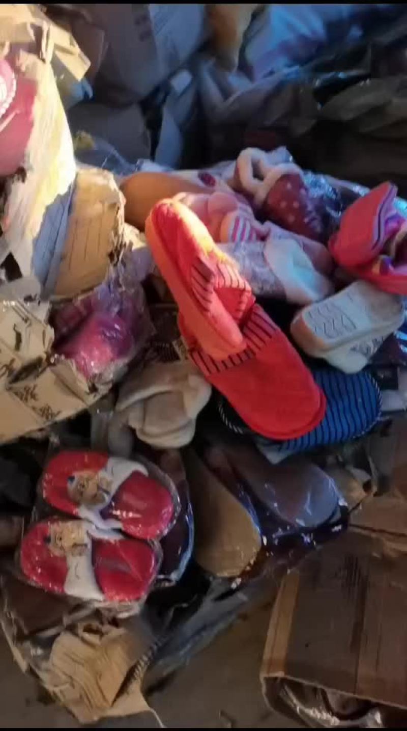 各种服装鞋帽，百货，尾货批发
